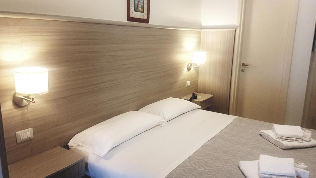Hotel La Baia Понца Екстериор снимка