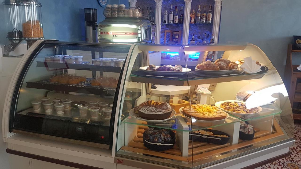 Hotel La Baia Понца Екстериор снимка