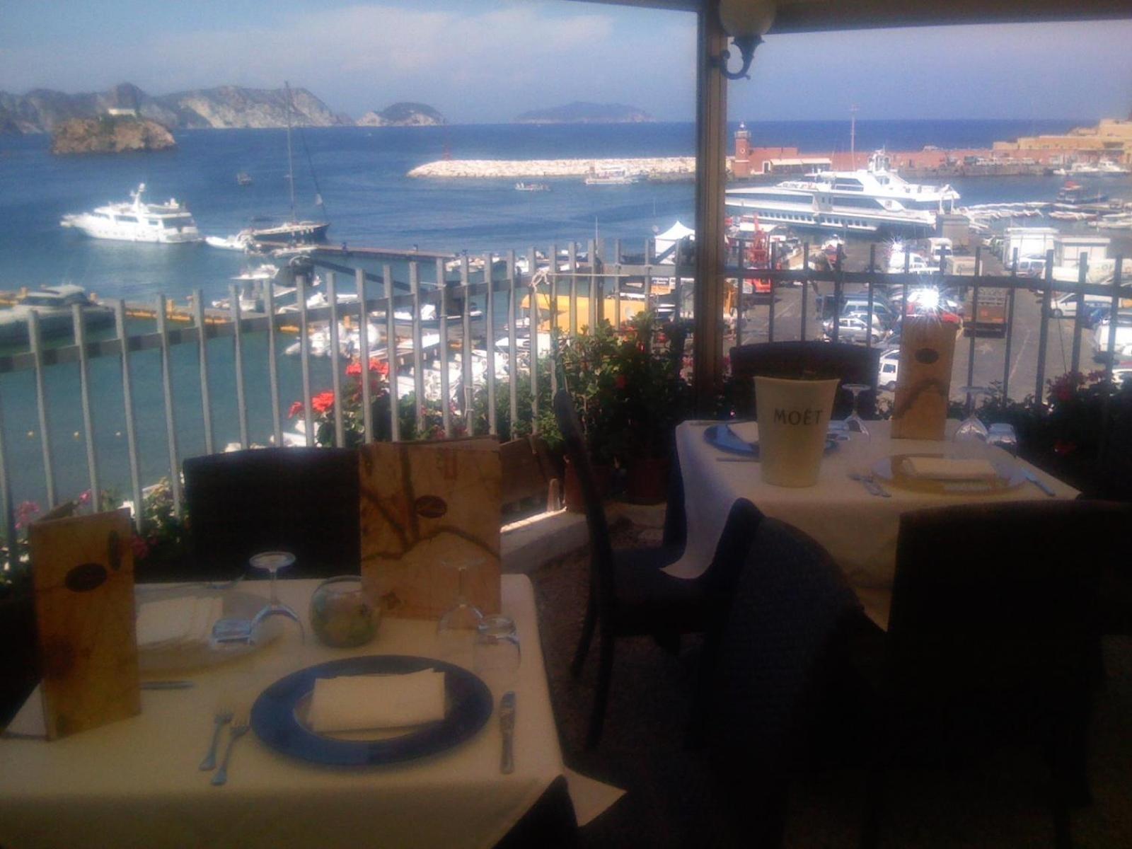Hotel La Baia Понца Екстериор снимка
