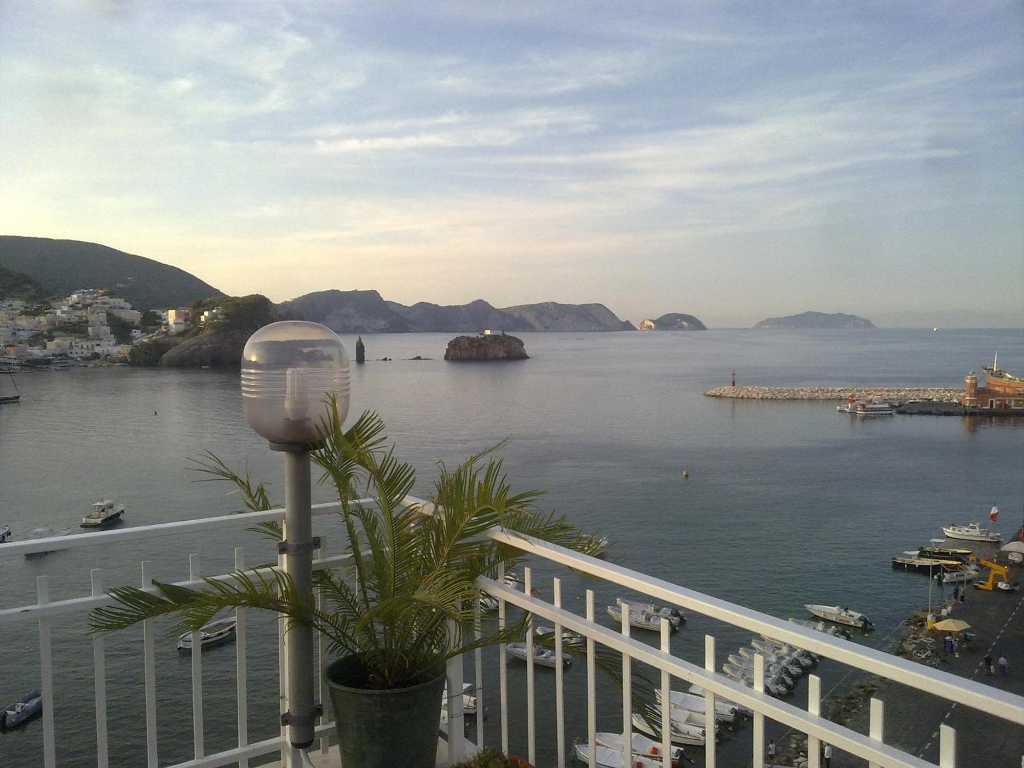 Hotel La Baia Понца Екстериор снимка